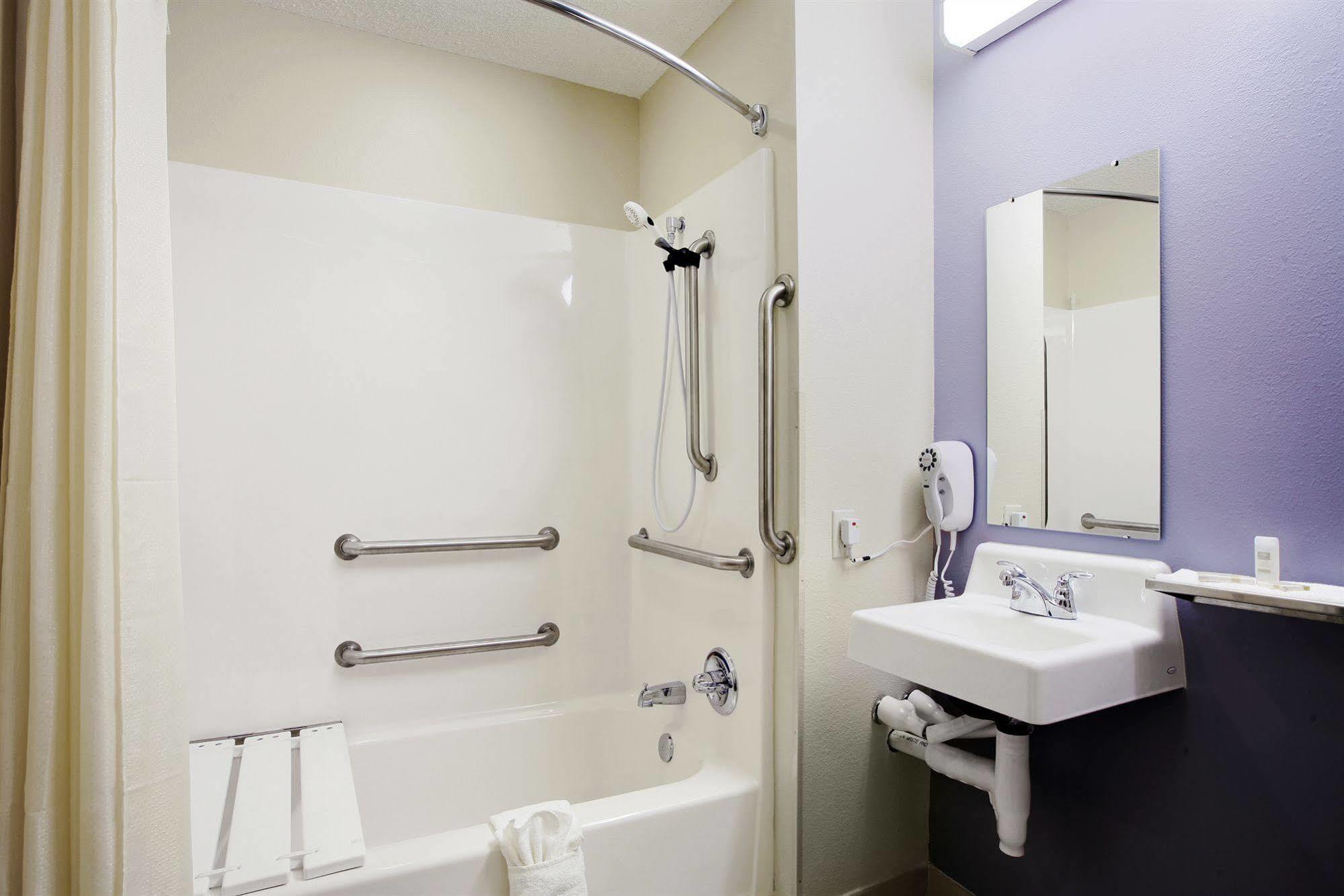 Hometown Inn & Suites Jacksonville Butler Blvd./Southpoint Habitación foto
